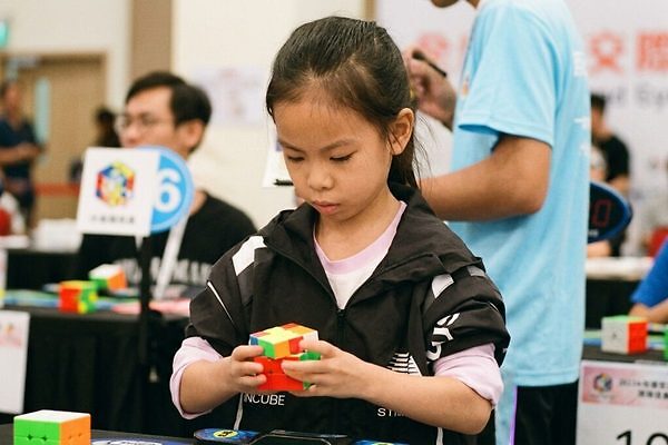 Niña de seis años rompe récord mundial con un Cubo de Rubik