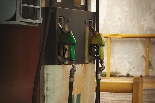 Antigua y desgastada bomba de gasolina en una estación de gasolina abandonada en Venezuela.