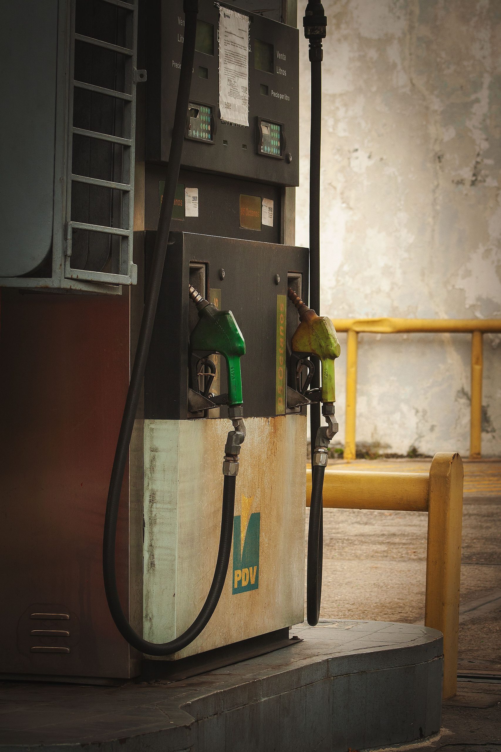 Antigua y desgastada bomba de gasolina en una estación de gasolina abandonada en Venezuela.