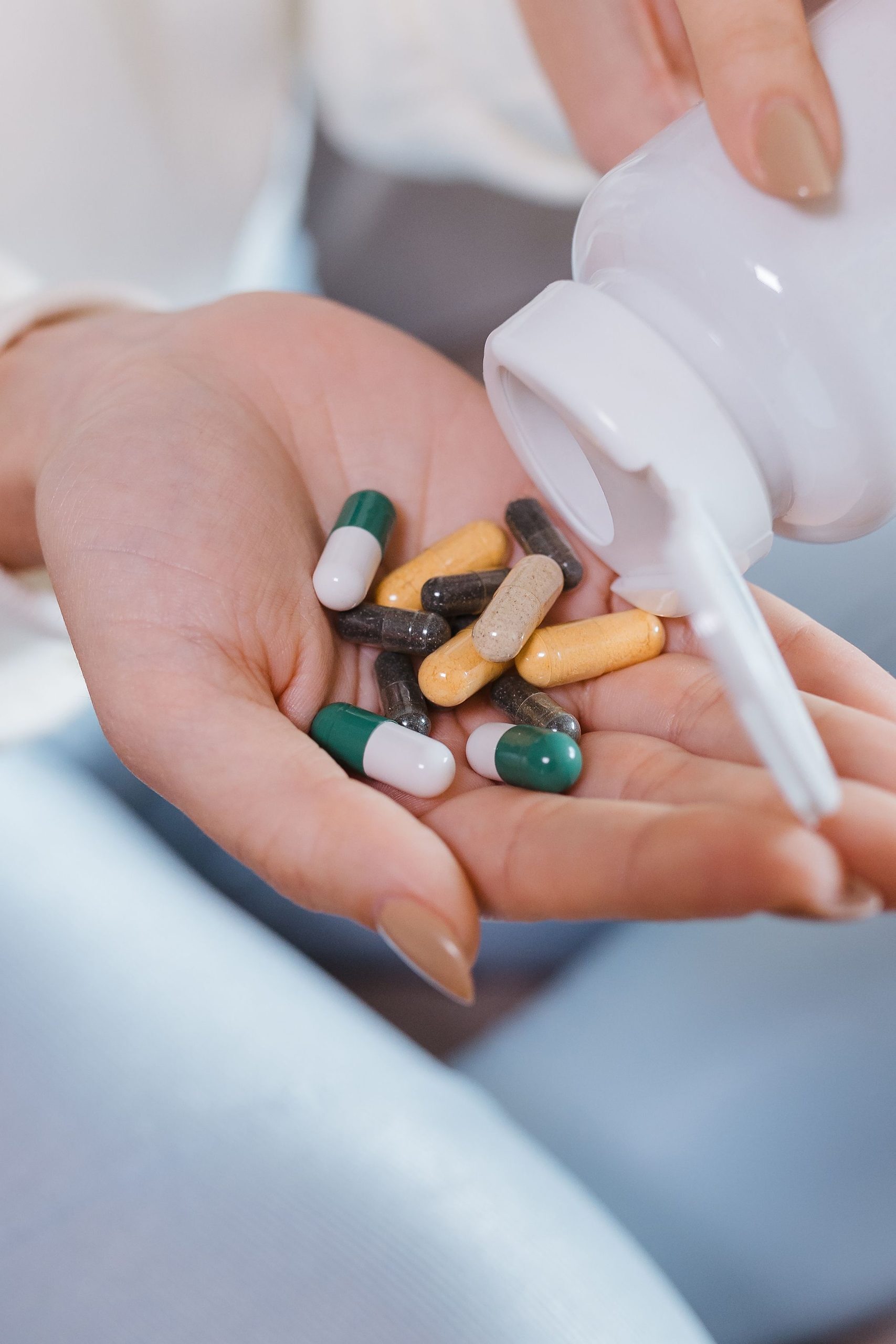 una mano con sumplementos alimenticios