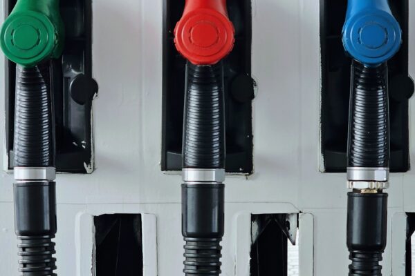 Mangueras de combustible en una estación de servicio, representando el contexto del acuerdo energético entre Venezuela y Estados Unidos.
