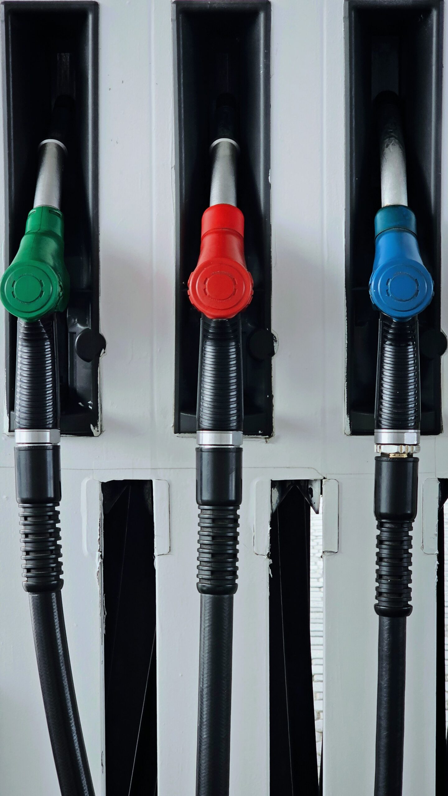Mangueras de combustible en una estación de servicio, representando el contexto del acuerdo energético entre Venezuela y Estados Unidos.