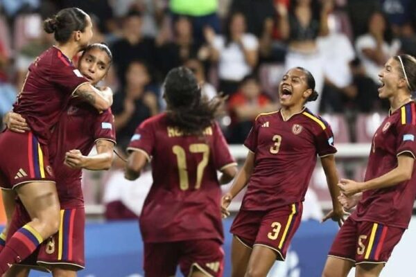 Vinotinto femenina