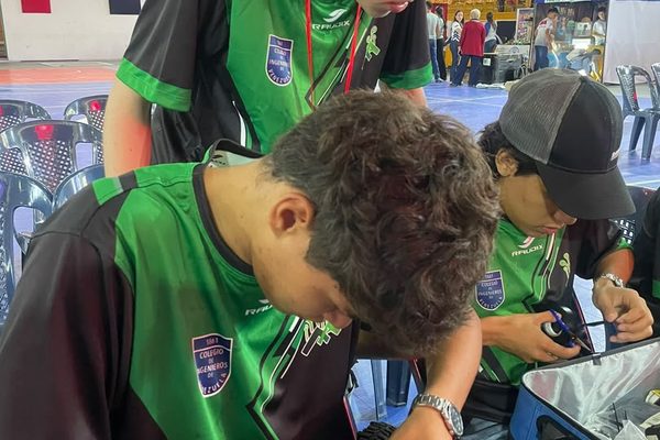 Estudiantes venezolanos ganan campeonato de robótica y competirán en Malasia