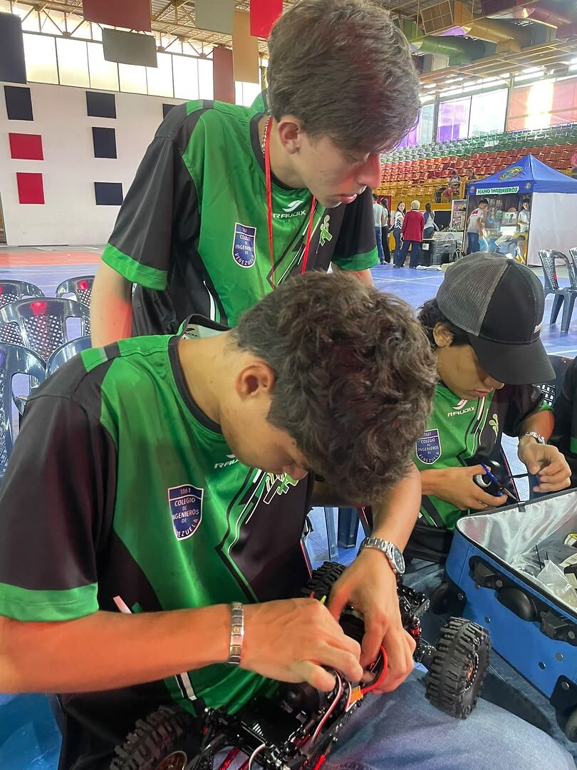 Estudiantes venezolanos ganan campeonato de robótica y competirán en Malasia