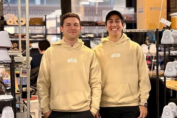ATO, el dispositivo argentino que usa inteligencia artificial para acompañar a los adultos mayores