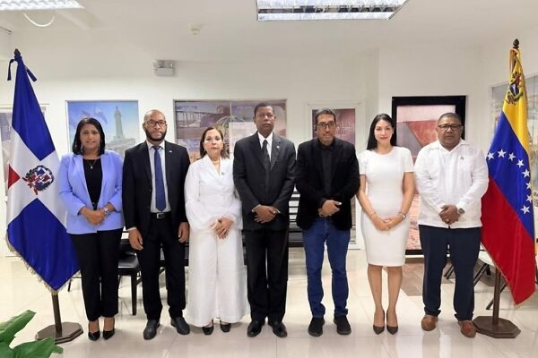Consulado dominicano vuelve a abrir en Caracas