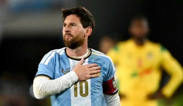 El astro argentino Lionel Messi saluda a los fanáticos durante su partido de despedida de la selección de Argentina, en el amistoso contra Benín, en el estadio Monumental, en Buenos Aires, el 6 de octubre de 2026 © Luis ROBAYO / AFP