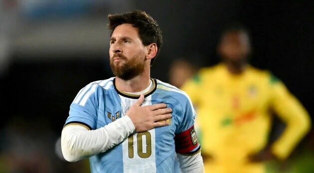 El astro argentino Lionel Messi saluda a los fanáticos durante su partido de despedida de la selección de Argentina, en el amistoso contra Benín, en el estadio Monumental, en Buenos Aires, el 6 de octubre de 2026 © Luis ROBAYO / AFP