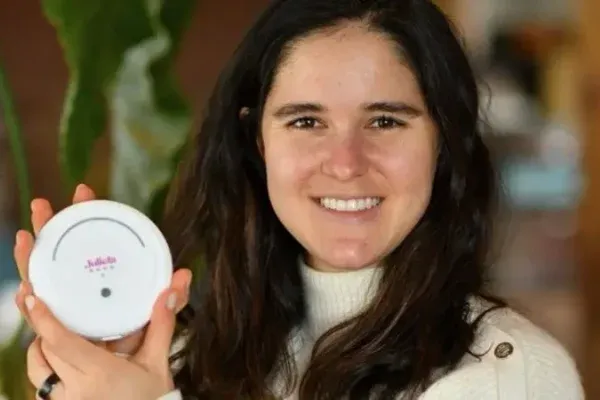 Julieta es un dispositivo portátil que, a través del análisis del tejido mamario combinado con inteligencia artificial, identifica el riesgo de desarrollar cáncer de mama.