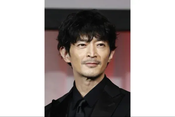 El actor japonés Kenjiro Tsuda, se ve en un escenario en noviembre de 2024, en Tokio, Japón. (Kyodo News via AP)